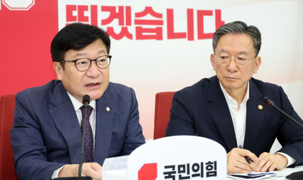 정점식(왼쪽) 국민의힘 원내대표가 8일 여의도 국회에서 정성호 법무부 장관을 접견하며 발언하고 있다.뉴시스