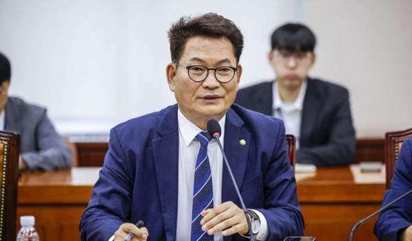 송영길 더불어민주당 의원이 6일 서울 여의도 국회에서 열린 국방위원회 전체회의에서 인사말을 하고 있다.&nbsp; 뉴시스