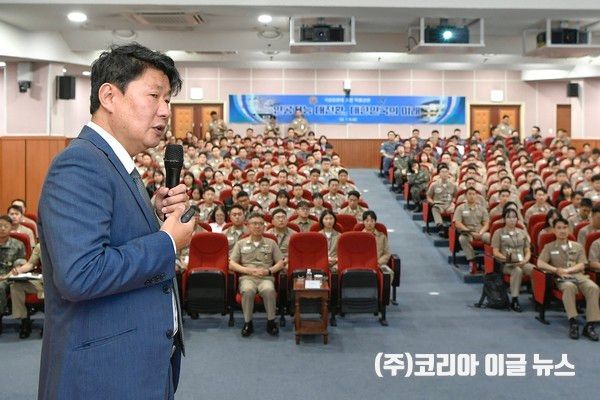 해군교육사령부는 7월 9일 부대 대강당에서 국립창원대학교 박민원 총장을 부대로 초청해 '인공지능 대전환, 대한민국의 미래' 를 주제로 해군교육사 창설 80주년 기념 특별강연을 개최했다.&nbsp; (사진=중사 홍성민)