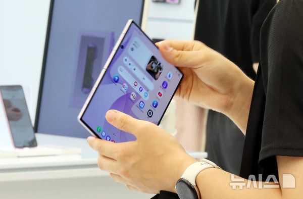 삼성전자가 '갤럭시 Z 폴드8 울트라·폴드8·플립8'과 건강관리 기능을 강화한 '갤럭시 워치 울트라2·워치9'을 국내에 공식 출시한 7일 서울 삼성 강남을 찾은 시민이 갤럭시 폴드8 제품을 살펴보고 있다. 뉴시스