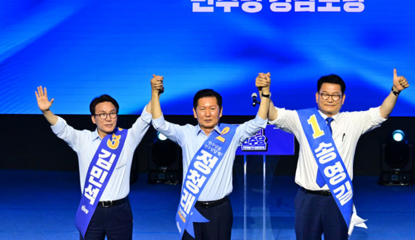 &nbsp;김민석(왼쪽부터), 정청래, 송영길 더불어민주당 당대표 후보가 2일 오후 경남 창원대학교 종합교육관 이룸홀에서 열린 더불어민주당 당대표·최고위원 합동연설회에서 기념사진 찍고 있다.&nbsp; 뉴시스