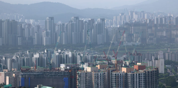 &nbsp;서울 용산구 남산에서 아파트 단지가 내려다 보이고 있다. 뉴시스
