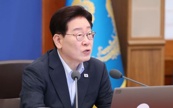 이재명 대통령이 4일 청와대에서 열린 국무회의에서 발언을 하고 있다.&nbsp; 뉴시스