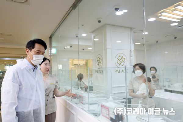 오세훈 서울시장이 3일 서울형 안심 산후조리원을 방문해 시설을 둘러보고 있다. (사진=서울시)