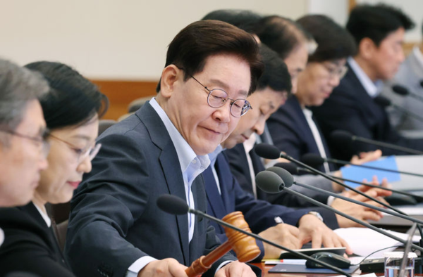 이재명 대통령이 4일 청와대에서 열린 국무회의에서 의사봉을 두드리며 개회를 선언하고 있다. 뉴시스