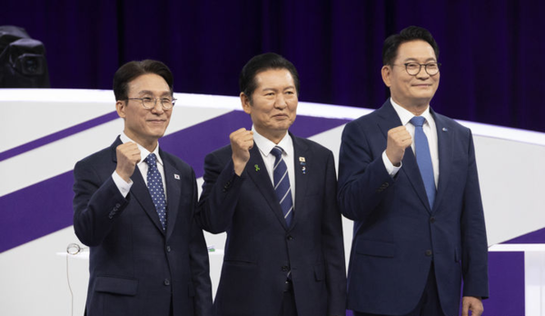 &nbsp;김민석(왼쪽부터), 정청래, 송영길 더불어민주당 당대표 후보가 29일 서울 마포구 MBC에서 열린 당대표 후보자 방송토론회에서 기념촬영을 하고 있다.&nbsp; 뉴시스