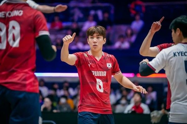 남자배구 대표팀 한태준이 8일 일본 후쿠오카현 기타큐슈시 기타큐슈시립종합체육관에서 열린 2026 아시아남자배구선수권대회 조별리그 C조 최종전에서 카타르를 상대로 득점을 낸 공격수들을 격려하고 있다.뉴시스