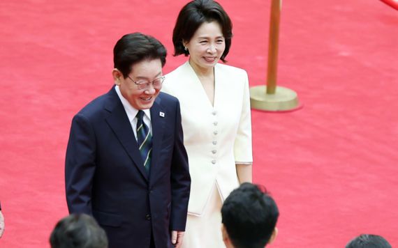 북대서양조약기구(NATO) 정상회의 참석 및 몽골을 국빈 방문하는 이재명 대통령과 김혜경 여사가 7일 경기 성남 서울공항에서 출국하며 한병도 더불어민주당 당대표 직무대행 겸 원내대표, 강훈식 비서실장 등 환송 인사들과 인사하고 있다. 뉴시스