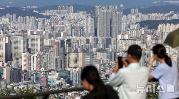 서울 아파트 전셋값이 역대 최고치를 기록한 가운데 20일 서울 용산구 남산에서 아파트 단지가 보이고 있다.&nbsp; 뉴시스