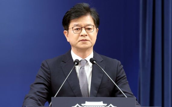 성기홍 홍보소통수석이 21일 청와대 춘추관에서 강훈식 비서실장 사의 표명 관련 브리핑을 하고 있다. 뉴시스