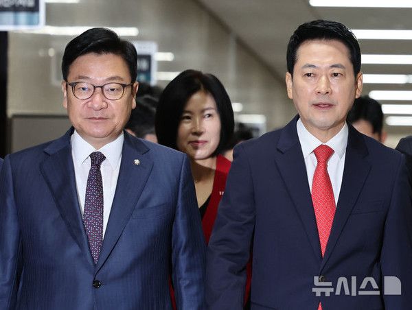 장동혁(오른쪽) 국민의힘 대표와 정점식 원내대표가 3일 여의도 국회에서 열린 최고위원회의에 참석하고 있다.&nbsp; 뉴시스