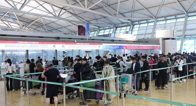 인천국제공항공사는 21일&nbsp;올해 여객실적 예측치를&nbsp;5600만 명으로 추정하고, 재무실적 예측치는 매출액 약 2조 1102억 원, 당기순이익은 약 3800억 원으로 추정된다고 밝혔다. 사진은 지난 9월 인천공항에서 수속을 기다리는 탑승객들의 모습이다. [사진=연합뉴스]