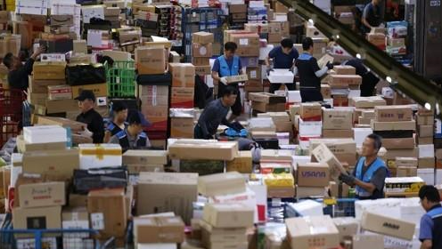 정부가 오는 2027년까지&nbsp;주문배송시설을 200개 이상 확충하고 관련 규제를 완화하기로 했다.&nbsp;또 인천공항의 물동량 처리를 위해 제3물류단지도 조성한다.&nbsp;[사진=연합뉴스]