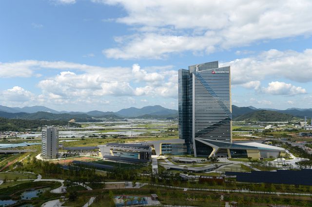 한국전력이 국민들의 에너지 비용 부담 경감을 위해 겨울철 전기요금 분납제도를 오는 11일부터 시행한다. 한국전력기술 김천 본사 [사진=한국전력기술]