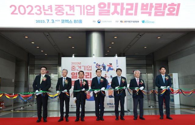 최진식 한국중견기업연합회 회장(왼쪽 두 번째부터), 이정식 고용노동부 장관, 이창양 산업통상자원부 장관이 3일 서울 강남구&nbsp;코엑스에서 열린 ‘2023&nbsp; 중견기업&nbsp;일자리박람회’에서 테이프 커팅을 하고 있다. [사진=연합뉴스]
