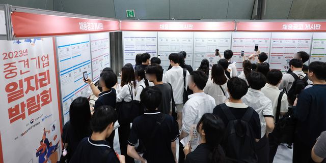 2023 중견기업 일자리 박람회를 찾은 구직자들이 채용 상담을 위해 게시판의 참가 기업 채용 정보를 살피고 있다.&nbsp;[사진=연합뉴스]