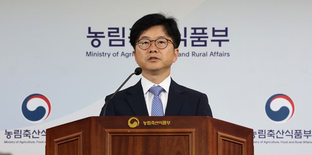 이재식 농림축산식품부 동물복지환경정책관이 지난 8일 세종시 정부세종청사에서&nbsp;반려동물 연관산업 육성방안을 발표하고 있다. [사진=연합뉴스]