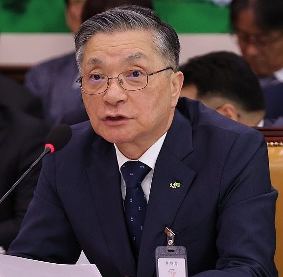 이한준 한국토지주택공사(LH) 사장이 지난달 10일 서울 국회에서 열린 국토교통위원회의 국정감사에서 위원 질의에 답하고 있다.