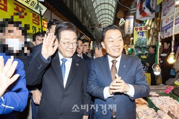 지난 11월 21일, 이재준 수원특례시장(오른쪽)이 이재명 더불어민주당 대표(왼쪽) 등과 함께 전통시장을 방문해 상인들을 격려하고 애로사항을 들었다. (사진출처=이재준 페이스북)