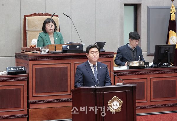임병택 시흥시장이 시의회에 참석해 2025년도 예산안과 관련해 시정연설을 하고 있다. (사진제공=시흥시)