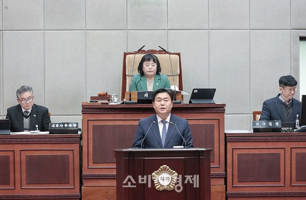 임병택 시흥시장이 시의회에 참석해 2025년도 예산안과 관련해 시정연설을 하고 있다. (사진제공=시흥시)