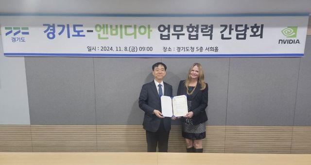 김병기 경기도 AI국장(왼쪽)과 수잔 마샬 엔비디아 수석이사(오른쪽) 업무협약 체결 후 기념촬영을 하고 있다. (사진제공=경기도)