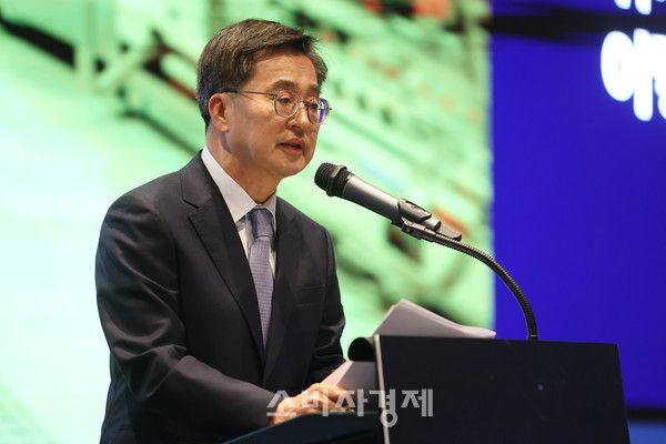 김동연 경기도지사가 '반도체 클러스터 포럼'에 참석해 인사말을 하고 있다. (사진제공=경기도)