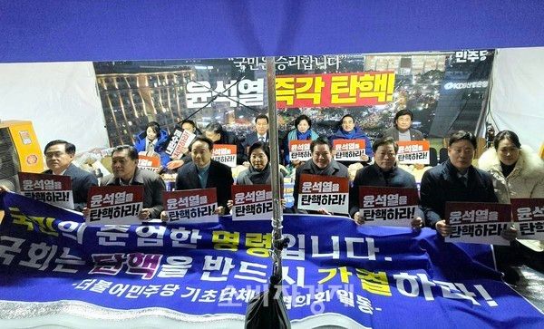 박승원 광명시장(앞줄 왼쪽에서 다섯 번째)을 비롯한 더불어민주당 소속 기초지자체장들이 윤석열 대통령 탄핵 촉구 농성에 동참하고 있다. (사진출처=박승원 페이스북)