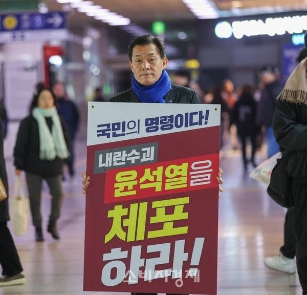 이재준 수원특례시장이 수원역에서 '윤석열 탄핵 1인시위'를 하고 있다. (사진출처=이재준 페이스북)