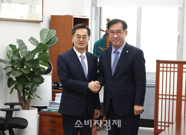 김동연 경기도지사(왼쪽)와 맹성규 국회 국토교통위원장(오른쪽)이 만남을 갖고 있다. (사진제공=경기도)