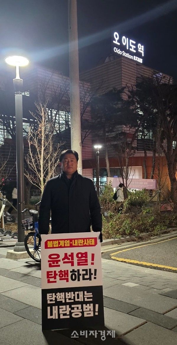 임병택 시흥시장이 오이도역에서 '윤석열 탄핵 촉구' 1인 시위를 하고 있다. (사진출처=임병택 페이스북)