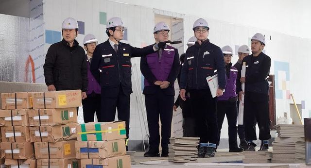 영종국제도시 복합공공시설 건설 현장을 방문한&nbsp;권 남주 사장과 관계자들(사진 제공 = 캠코)