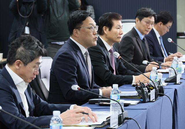 17일 여신금융협회에서 열린 카드사 CEO 간담회에 김병환 금융위원장(사진 제공 = 연합뉴스)