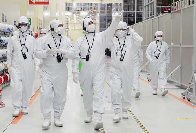 디스플레이 수출·투자 현장방문을 한&nbsp;안덕근 산업통상자원부 장관(사진 제공 = 산업통상자원부)