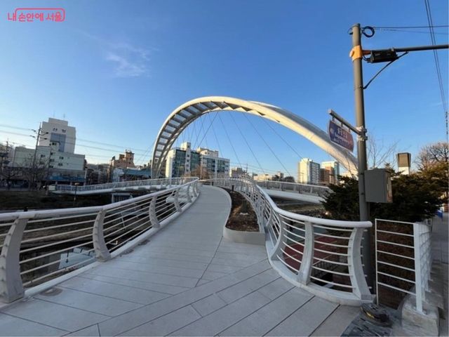 불광천에는 보행전망교를 설치해 특별한 도시 풍경을 감상할 수 있다.(사진 제공 = 서울시)