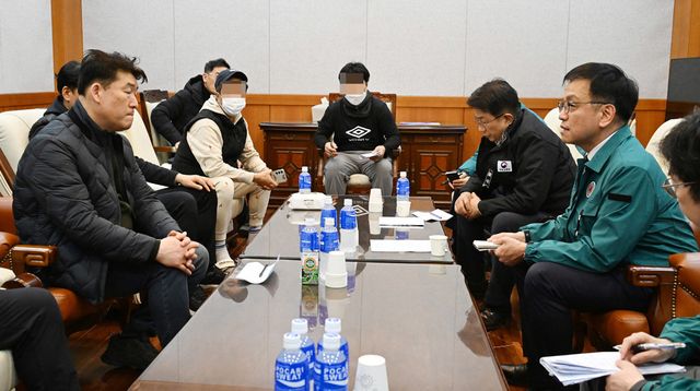 최상목 대통령 권한대행 부총리 겸 기획재정부 장관이 30일 전남 무안공항에서 제주항공 여객기 사고 유가족 대표들을 만나고 있다. (사진 제공 = 연합뉴스)