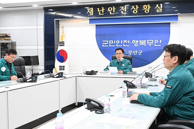 최상목 대통령 권한대행 부총리 겸 기획재정부 장관이 전남 무안군청 재난안전상황실에서 무안 항공기 사고 중앙재난안전대책본부 화상회의를 주재하고 있다. (사진 제공 = 기획재정부)