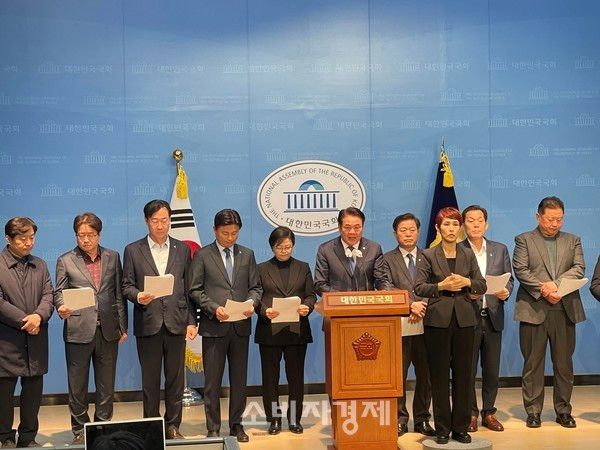 최대호 안양시장이 비상계엄 규탄 기자회견에서 발언하고 있다. (사진출처=최대호 페이스북)