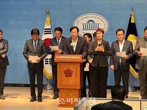 정명근 화성시장이 비상계엄 규탄 기자회견에서 발언하고 있다. (사진출처=정명근 페이스북)