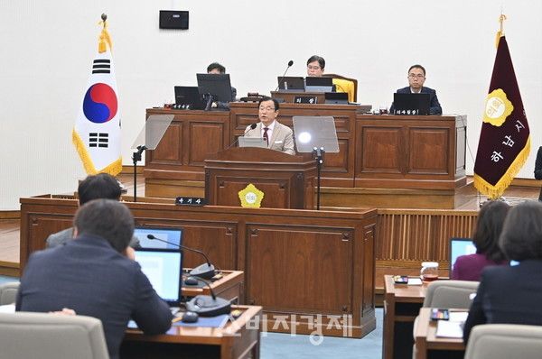 이현재 하남시장이 제336회 하남시의회 정례회 본회의에 참석해 2025년 시정과 본예산 편성 방향을 설명하고 있다. (사진제공=하남시)
