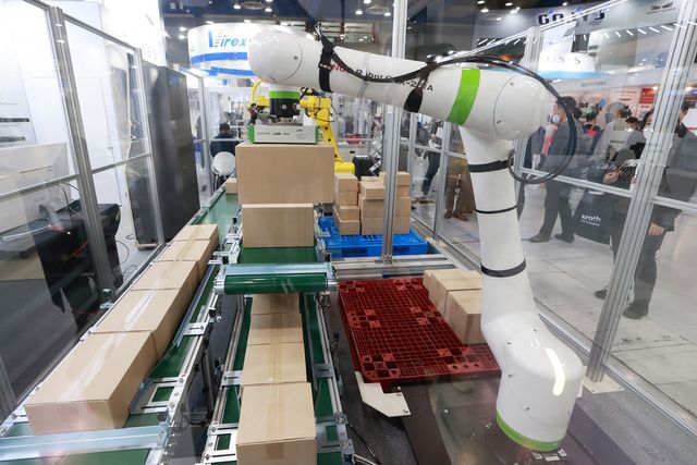 산업통상자원부(이하 산업부)는 로봇산업이 적기에 기술경쟁력을 확보할 수 있도록 로봇 산업 기술개발 사업 신규과제 지원을 위해 지난해 125억 원 대비 4배 이상 확대된 역대 최대규모인 523억 원을 투자한다.&nbsp;[사진=연합뉴스]