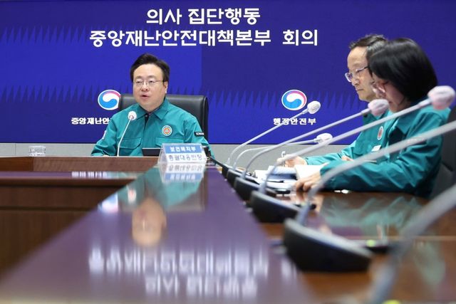 조규홍 복지부 장관(왼쪽)은 27일&nbsp;의사 집단행동 대응 중대본 회의에서&nbsp;미복귀자에 대한 면허정지 처분과 관련 사법절차 진행이 3월부터는 불가피하다고 재차 경고했다.&nbsp;[사진=연합뉴스]