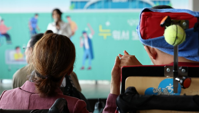 도전행동(자해·타해) 등으로 인해 기존 사회서비스를 이용하기 어려웠던 18세 이상 65세 미만 지적·자폐성 장애인은 오는 30일까지 통합돌봄 서비스를 신청할 수 있다. 사진은 지난해 5월 26일 김포공항 국내선에서 열린 ‘김장훈의 중증장애인을 위한 누워서 보는 콘서트’에서 참석자들이 공연을 즐기고 있는 모습이다. [사진=연합뉴스]