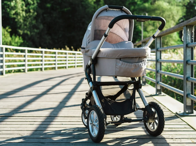 가정의 달을 맞아 야외 나들이가 늘어나면서 유모차에 탄 아이가 떨어져 다치는 등 유모차와 관련한 다양한 사고가 증가하고 있어 어린 자녀를 둔 부모들의 각별한 주의가 요구된다. [사진=unsplash]