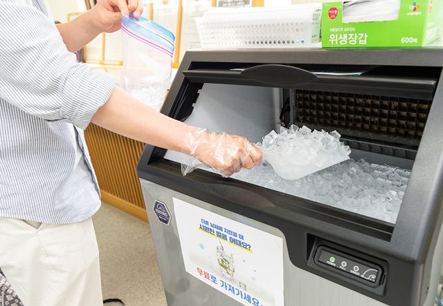 식품의약품안전처는 여름철을 앞두고 소비가 많을 것으로 예상되는 식용얼음의 위생·안전을 강화하기 위해 오는 6월 3일~17일까지 17개 지방자치단체와 함께 수거‧검사를 실시한다.&nbsp;[사진=식품의약품안전처]