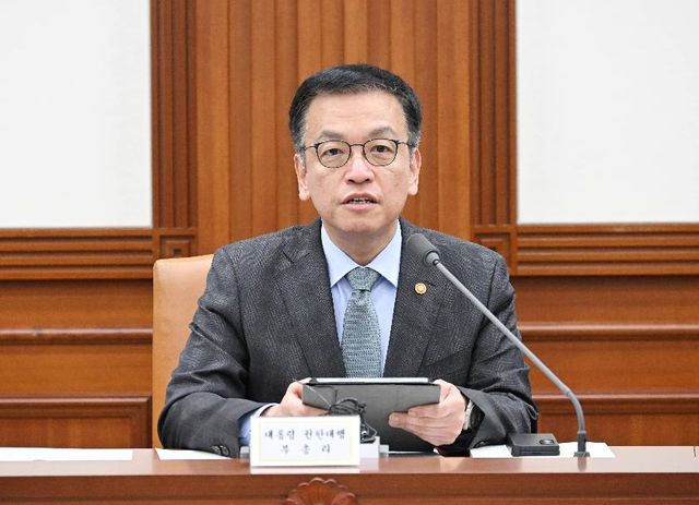 국정현안조정회의 겸 경제관계장관회의에서 모두 발언을 하고 있는&nbsp;최상목 대통령 권한대행 부총리 겸 기획재정부 장관.(사진 제공 = 기획재정부)