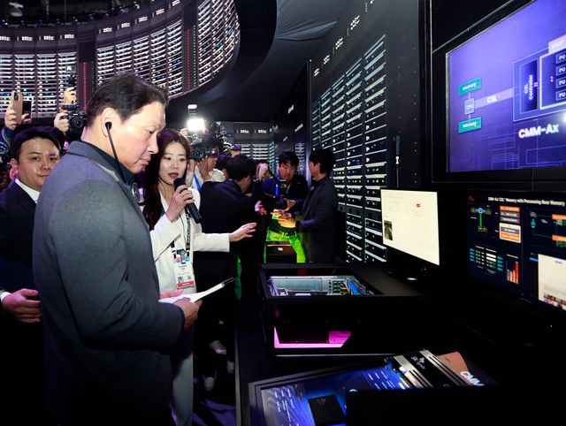 최태원&nbsp;SK그룹&nbsp;회장이 8일 오전(현지시간) CES 2025가 열리고 있는 미국 네바다주 라스베이거스 컨벤션센터 센트럴홀 SK 전시관을 방문하고 있다.(사진 제공 = SK그룹)