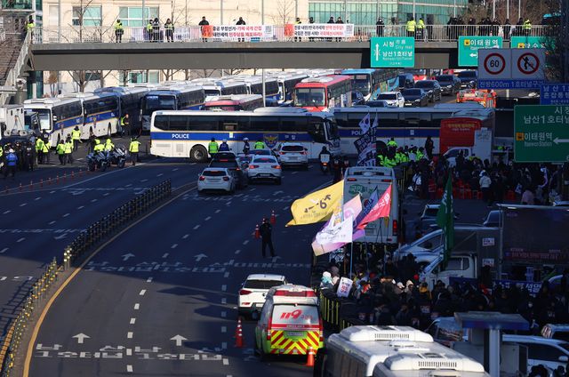 윤석열 대통령 2차 체포영장 집행이 실시된 15일 서울 용산구 한남동 대통령 관저 앞에서 경찰 버스가 이동하고 있다.(사진 제공=연합뉴스)