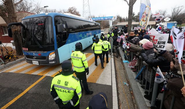 공수처에 체포된&nbsp;윤석열&nbsp;대통령이 2차 조사 및 체포적부심 심문에 불출석한 16일 오후 경기도 의왕시 서울구치소 앞에 지지자들이 집회하고 있다.(사진 제공=연합뉴스)