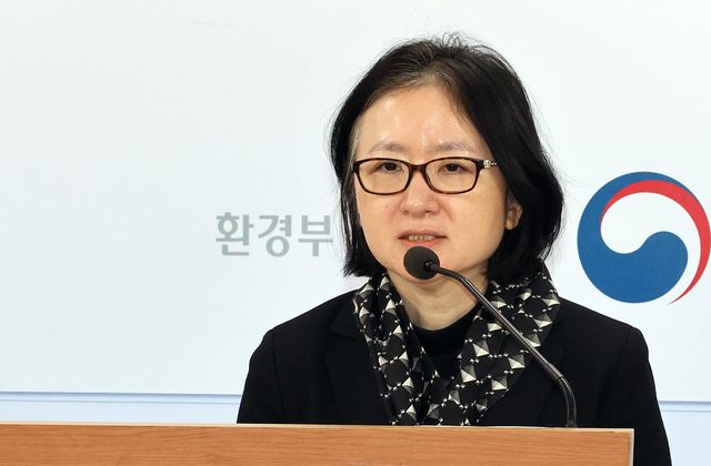 환경부 김지영 환경보건정책과장이 14일 오전 정부세종청사 환경부 기자실에서 생활화학제품, 금속 장신구 등 590개&nbsp;해외직구 제품의 안전성 조사 결과를 설명하고 있다. 환경부는 이 중에서 86개 제품이 국내 안전기준에 부적합하다고 밝혔다.(사진 제공=연합뉴스)